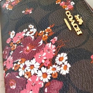NWT ~COACH Signature Daisy Floral Accordion